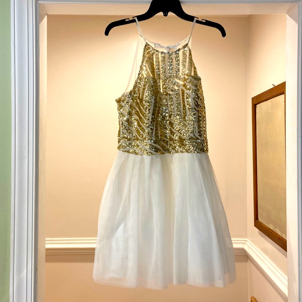 B Darlin ring dance dress,size 15/16. Zips in the back with tie bow.